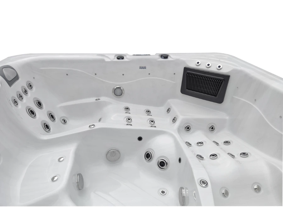 5-person hot tub - www.elitespagardens.ie